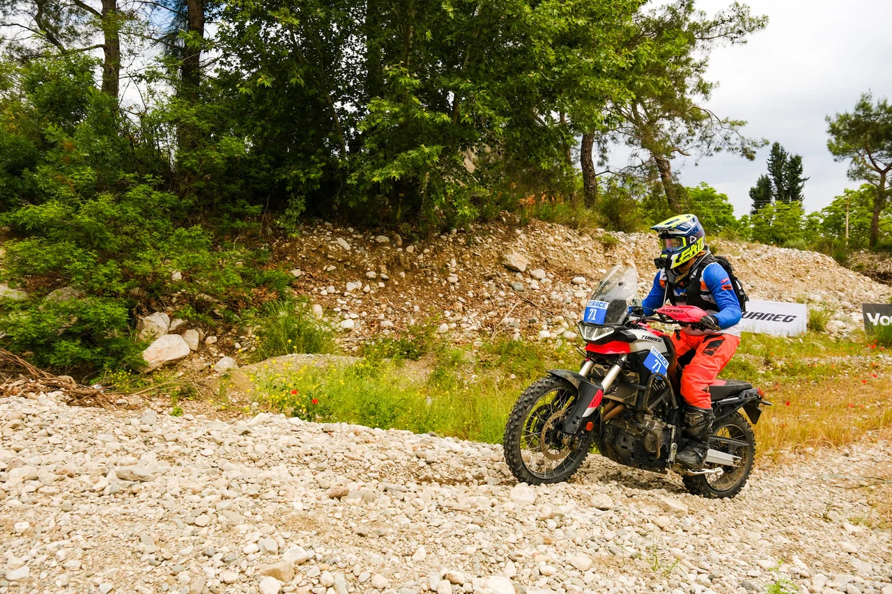 "Aprilia Tuareg 660 ile Toros Dağları Macerası: Sky Adventure Motosiklet Yarışları Heyecanı!"