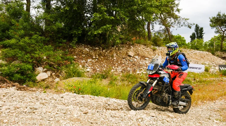 "Aprilia Tuareg 660 ile Toros Dağları Macerası: Sky Adventure Motosiklet Yarışları Heyecanı!"